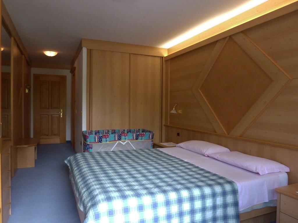 Appartamenti Majon Sotroi Campitello di Fassa Habitación foto